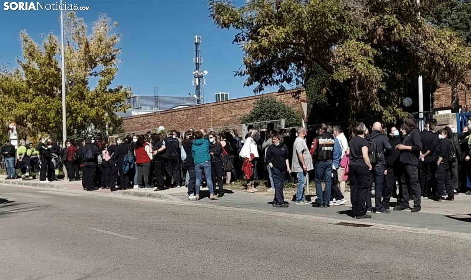 Una imagen de la concentración hoy en el exterior de la factoría. /SN