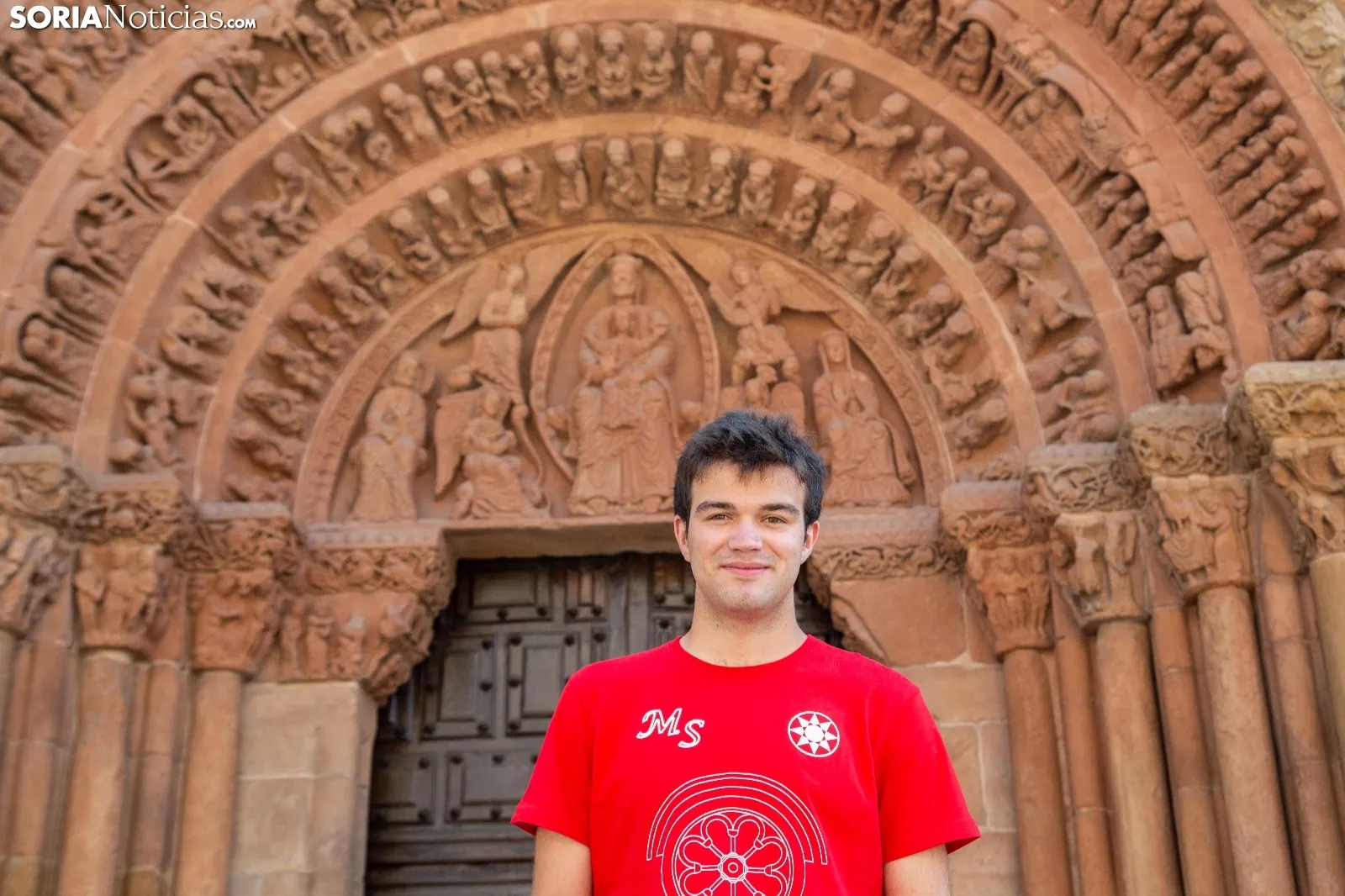 Alejandro posa en el patio de su instituto, el Machado. En sus manos, un icosaedro truncado a la tercera parte realizado manualmente por él en un el campamento internacional de matemáticas en Rusia. María Ferrer