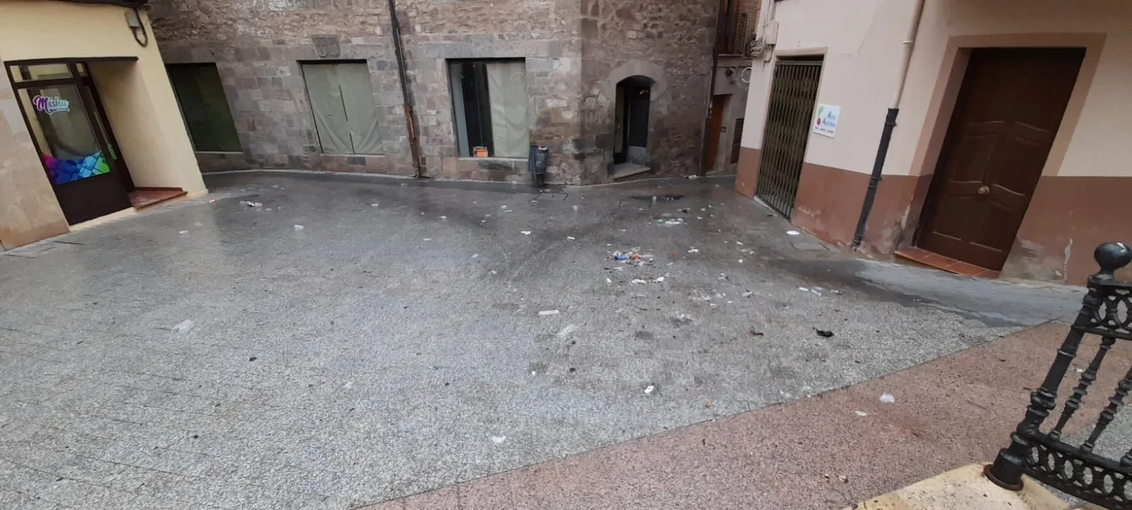 Foto 2 - Calles sucias en &Aacute;greda tras la fiesta