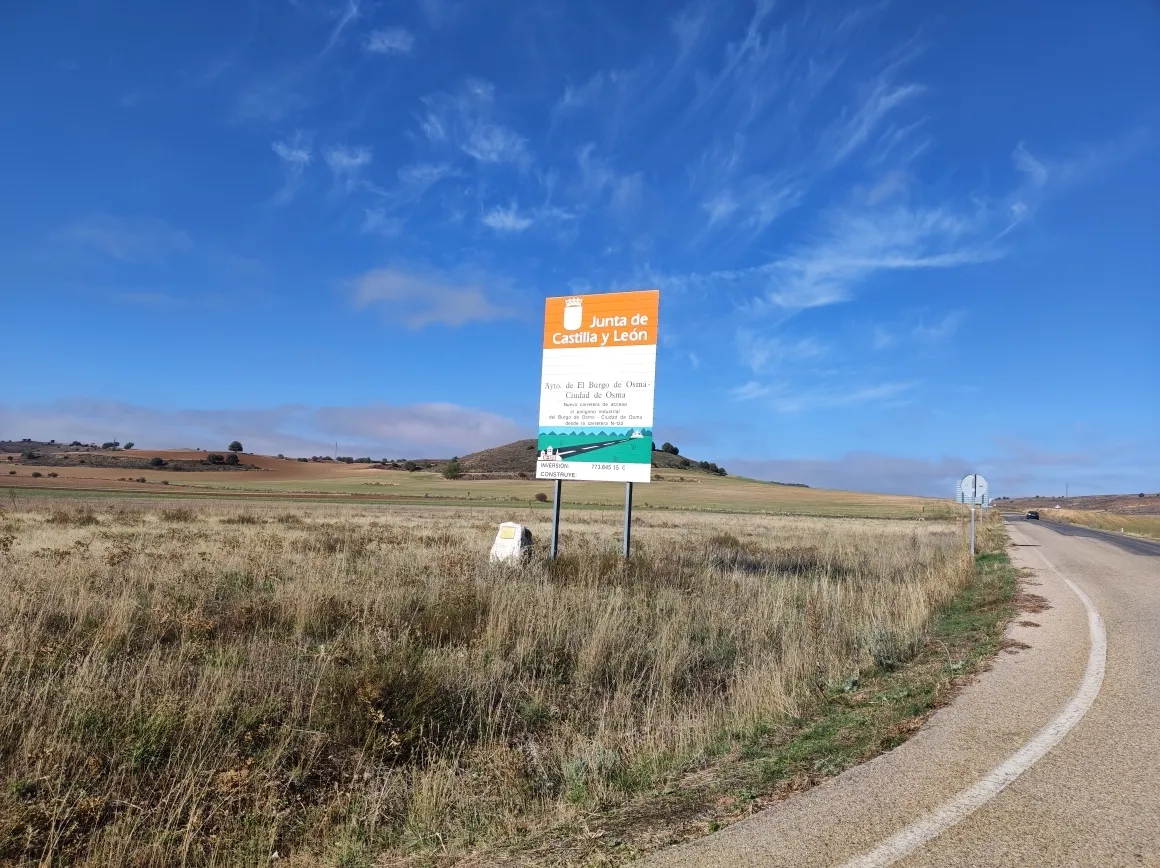 Carretera de acceso al polígono de La Güera.