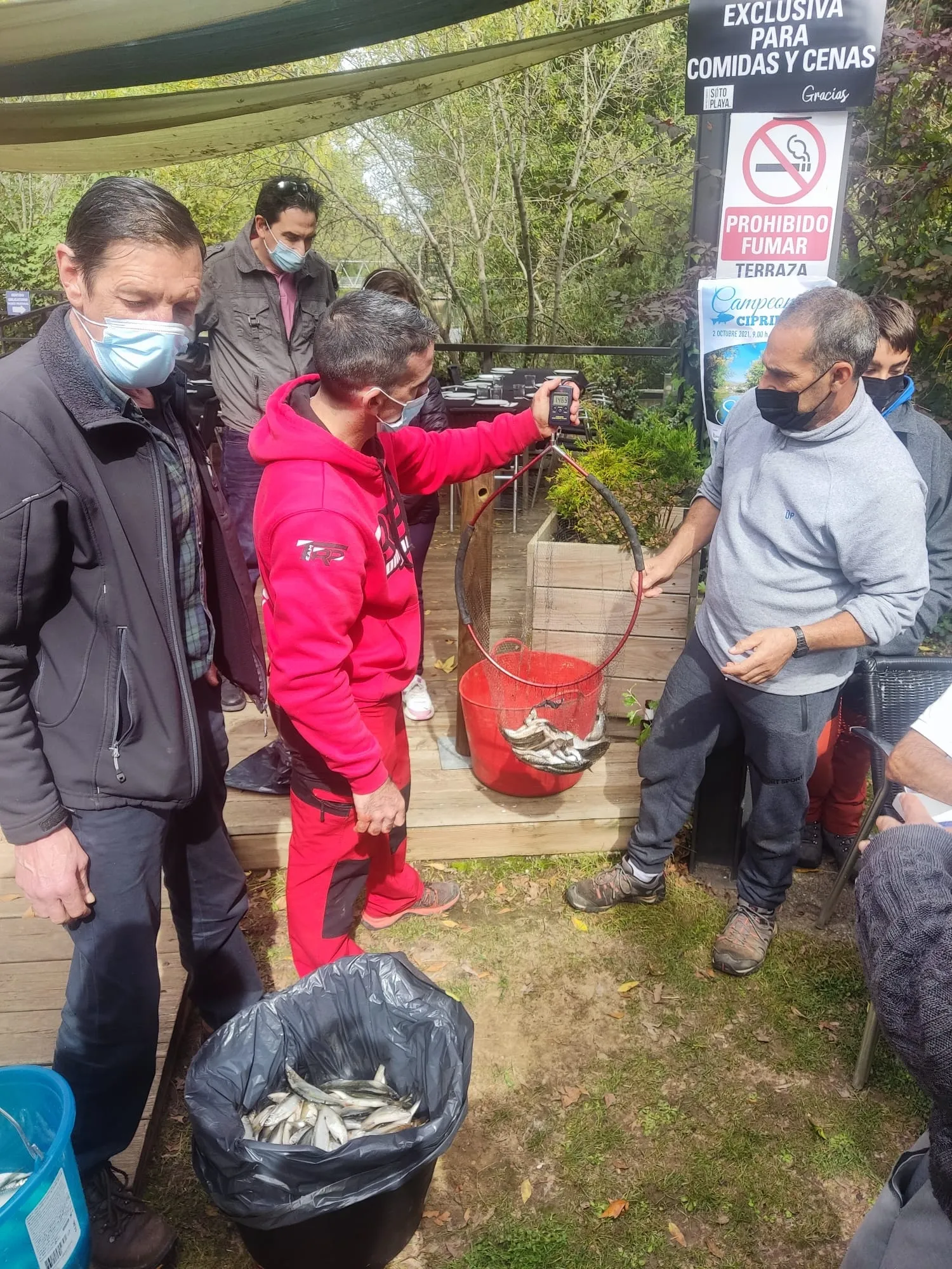 Foto 16 - Galer&iacute;a de im&aacute;genes: Fernando Ba&ntilde;uelos gana el concurso de pesca de cipr&iacute;nidos de San Saturio