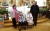 La centenaria, con su hermana acompañada por la diputada, el párroco y el alcalde. /Dip.