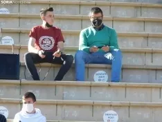 Una imagen del partido en gradas y campo este sábado. /SN