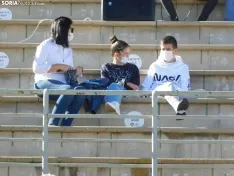 Una imagen del partido en gradas y campo este sábado. /SN