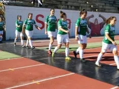 Una imagen del partido en gradas y campo este sábado. /SN