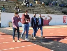 Una imagen del partido en gradas y campo este sábado. /SN