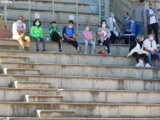 Una imagen del partido en gradas y campo este sábado. /SN