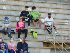 Una imagen del partido en gradas y campo este sábado. /SN