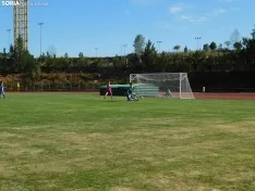 Una imagen del partido en gradas y campo este sábado. /SN