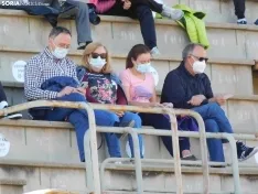 Una imagen del partido en gradas y campo este sábado. /SN