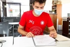 Alejandro posa en el patio de su instituto, el Machado. En sus manos, un icosaedro truncado a la tercera parte realizado manualmente por él en un el campamento internacional de matemáticas en Rusia. María Ferrer