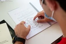 Alejandro posa en el patio de su instituto, el Machado. En sus manos, un icosaedro truncado a la tercera parte realizado manualmente por él en un el campamento internacional de matemáticas en Rusia. María Ferrer