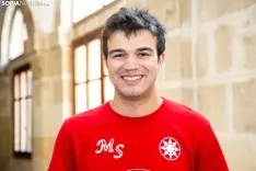 Alejandro posa en el patio de su instituto, el Machado. En sus manos, un icosaedro truncado a la tercera parte realizado manualmente por él en un el campamento internacional de matemáticas en Rusia. María Ferrer