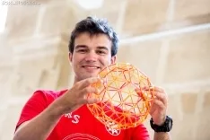 Alejandro posa en el patio de su instituto, el Machado. En sus manos, un icosaedro truncado a la tercera parte realizado manualmente por él en un el campamento internacional de matemáticas en Rusia. María Ferrer