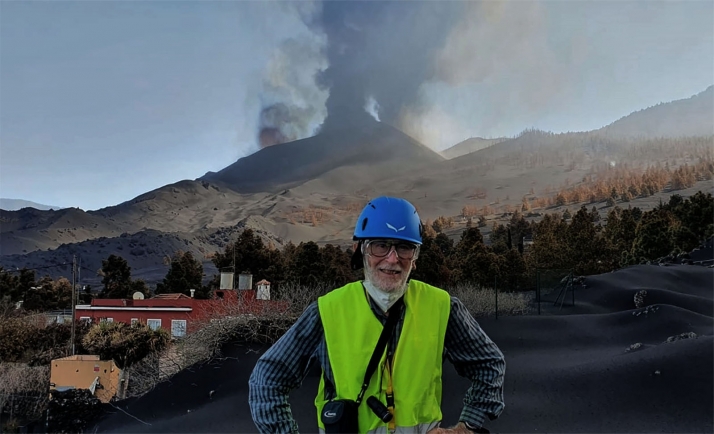 Martínez de Pisón delante del volcán de La Palma. /FDS
