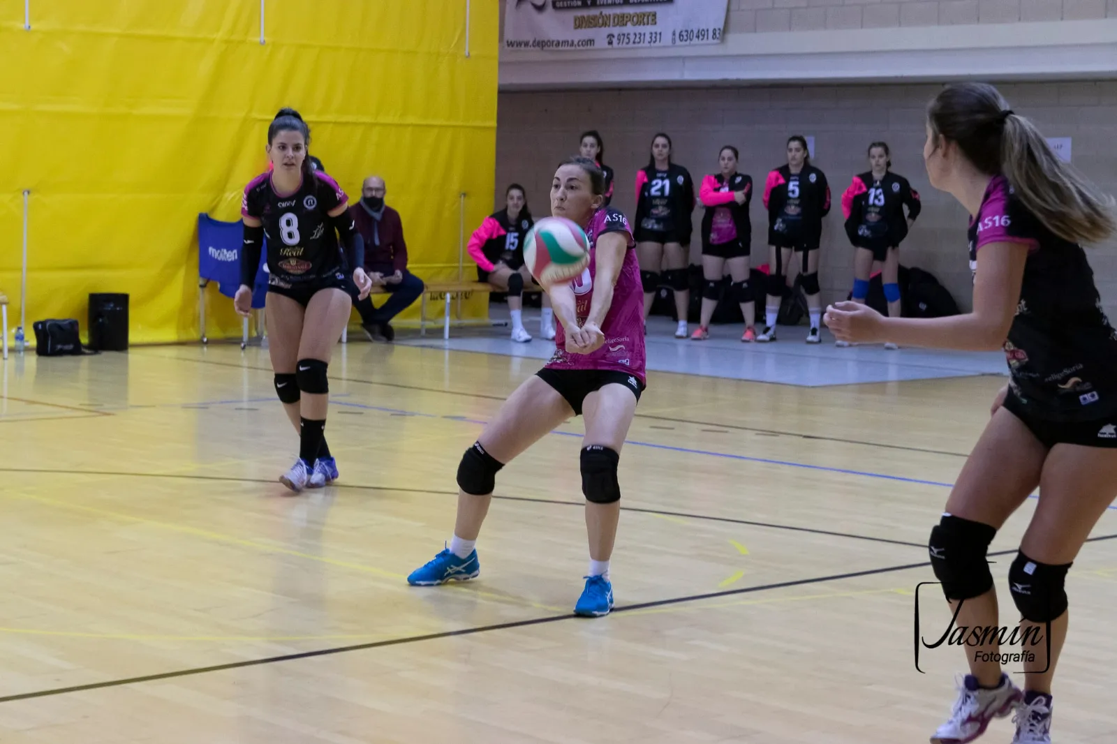 Foto 2 - El senior femenino del Sporting Santo Domingo debuta en Soria