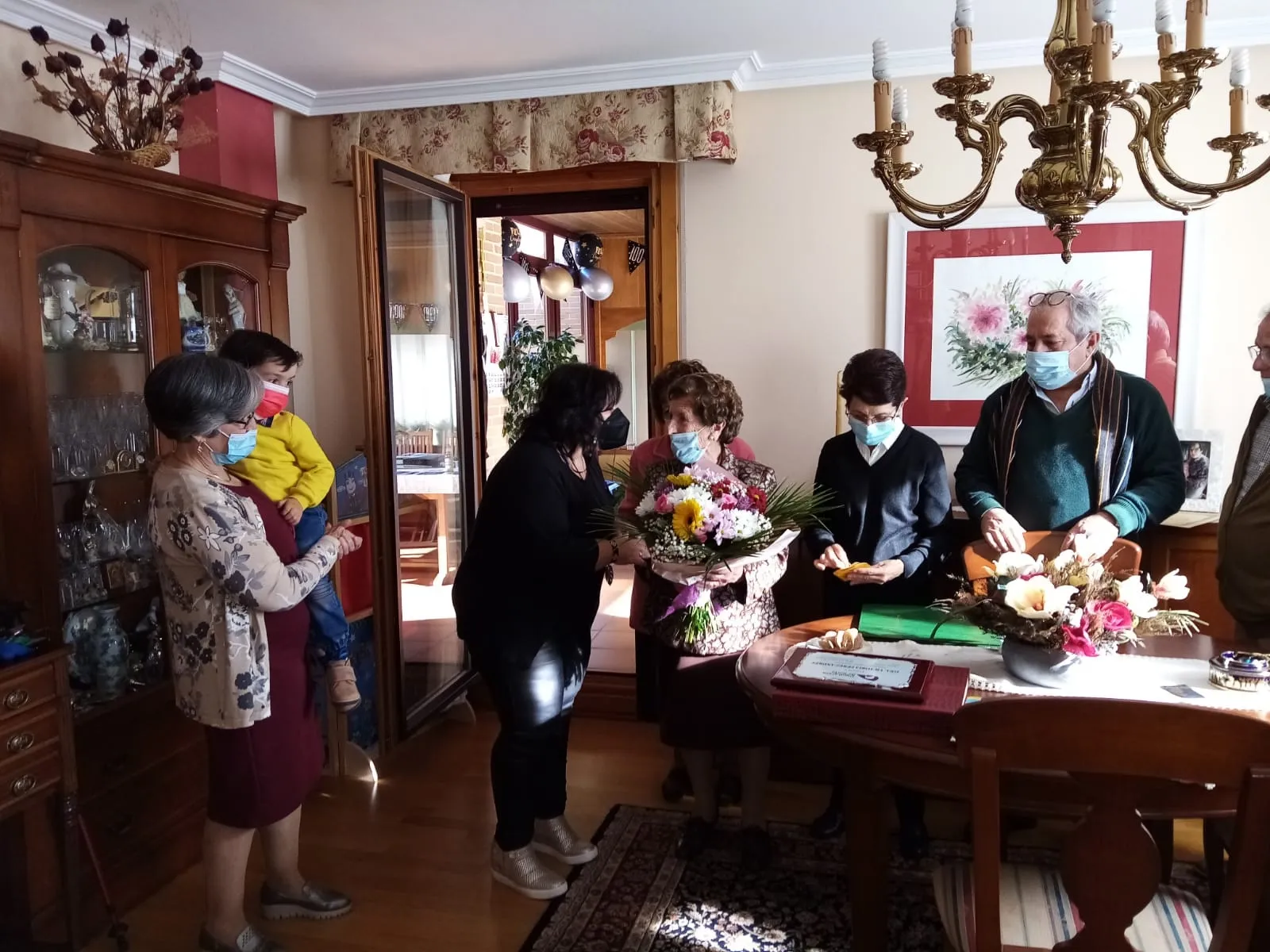 Foto 2 - Victoria P&eacute;rez celebra su centenario acompa&ntilde;ada de su familia entre Soria y Cihuela
