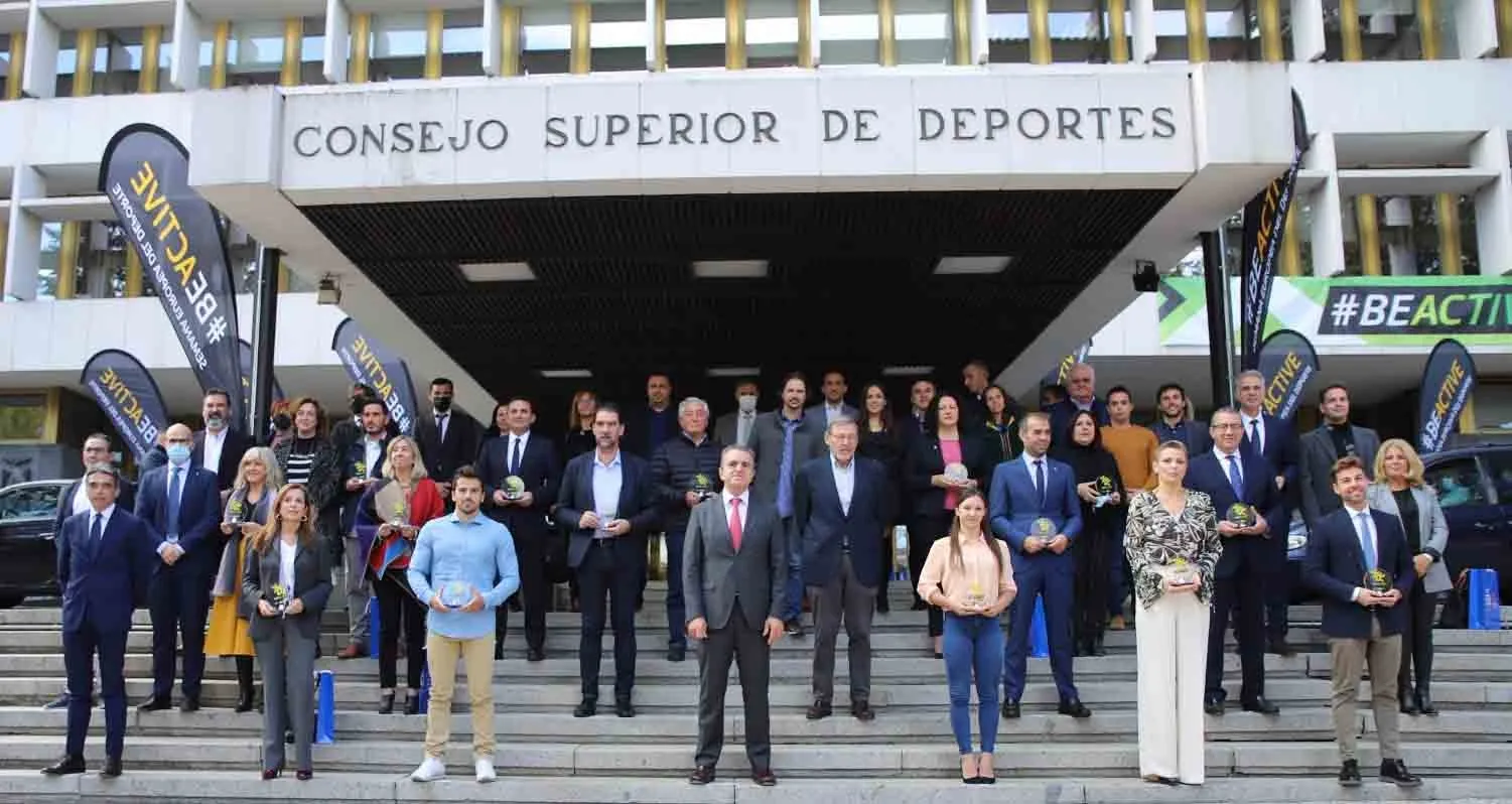 Foto de familia de los galardonados en la entrada a la sede oficial del CSD. /CSD