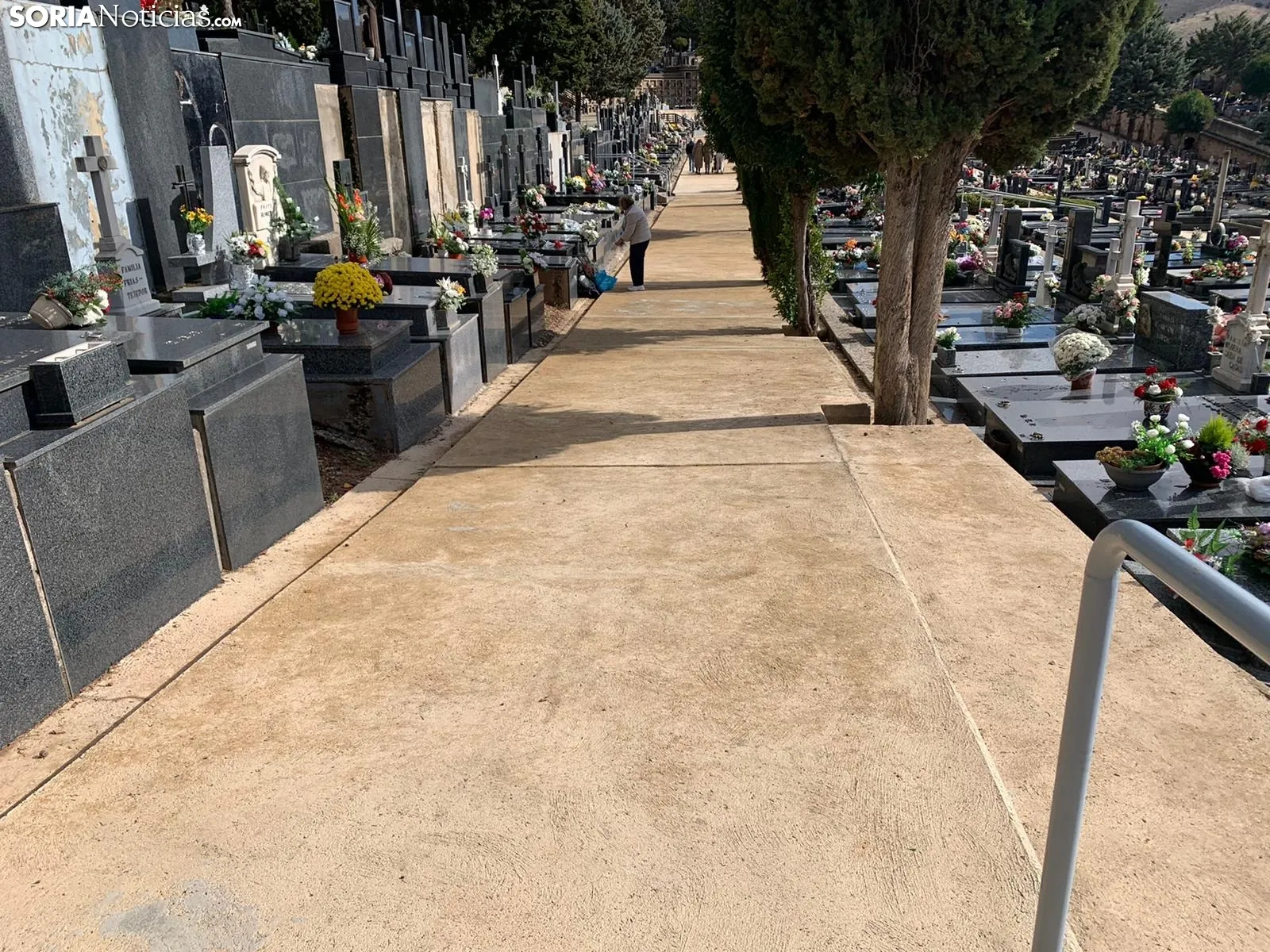 Foto 16 - Galer&iacute;a: Los sorianos visitan en masa el Cementerio de la ciudad