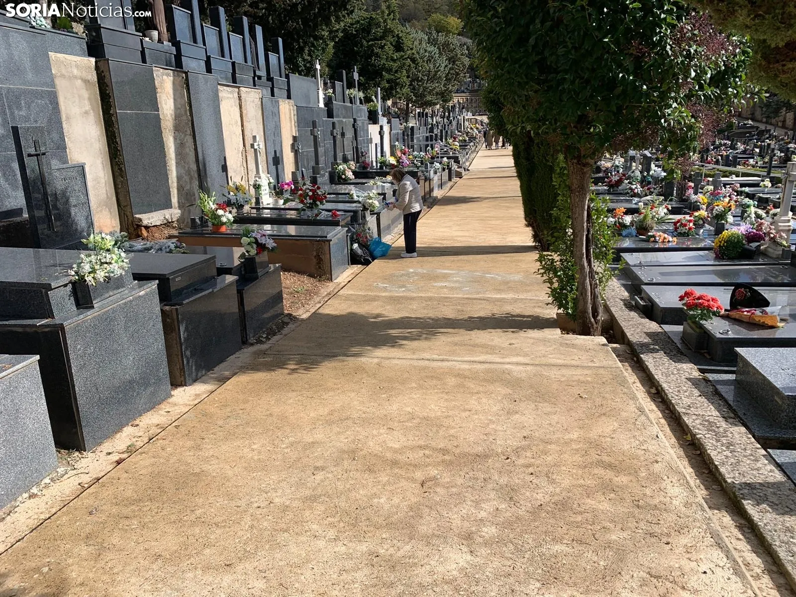 Foto 17 - Galer&iacute;a: Los sorianos visitan en masa el Cementerio de la ciudad