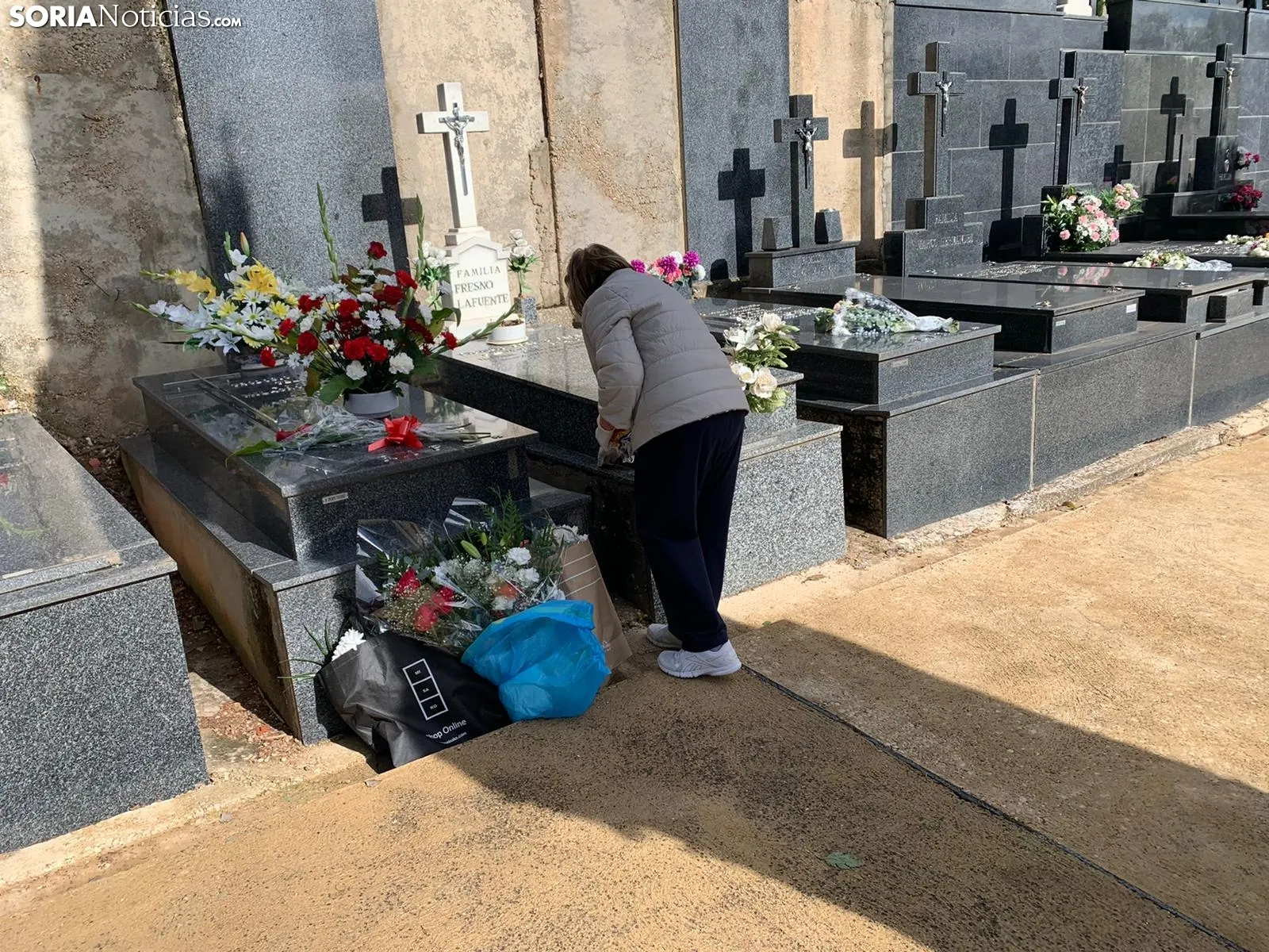 Foto 18 - Galer&iacute;a: Los sorianos visitan en masa el Cementerio de la ciudad