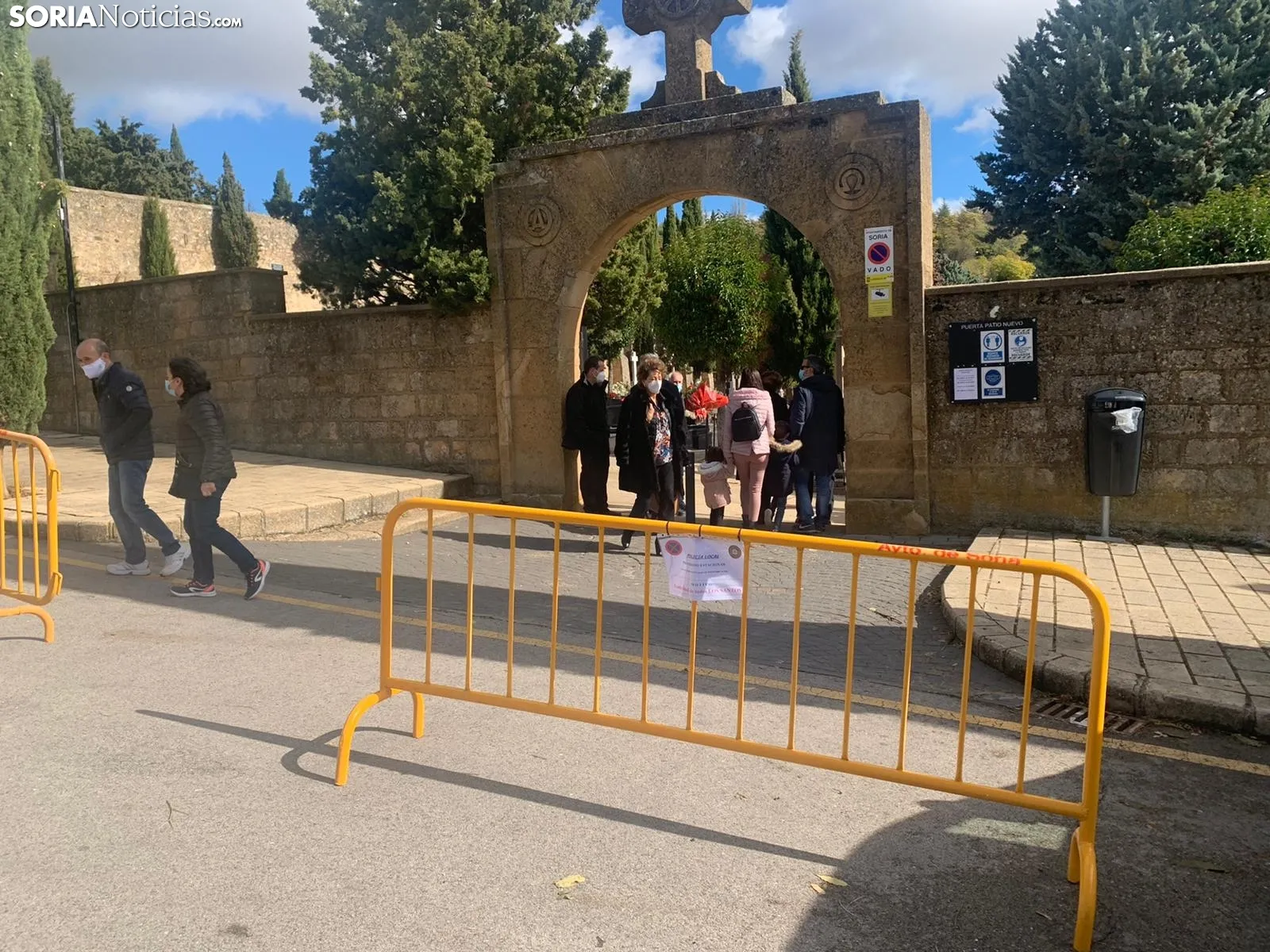 Foto 10 - Galer&iacute;a: Los sorianos visitan en masa el Cementerio de la ciudad