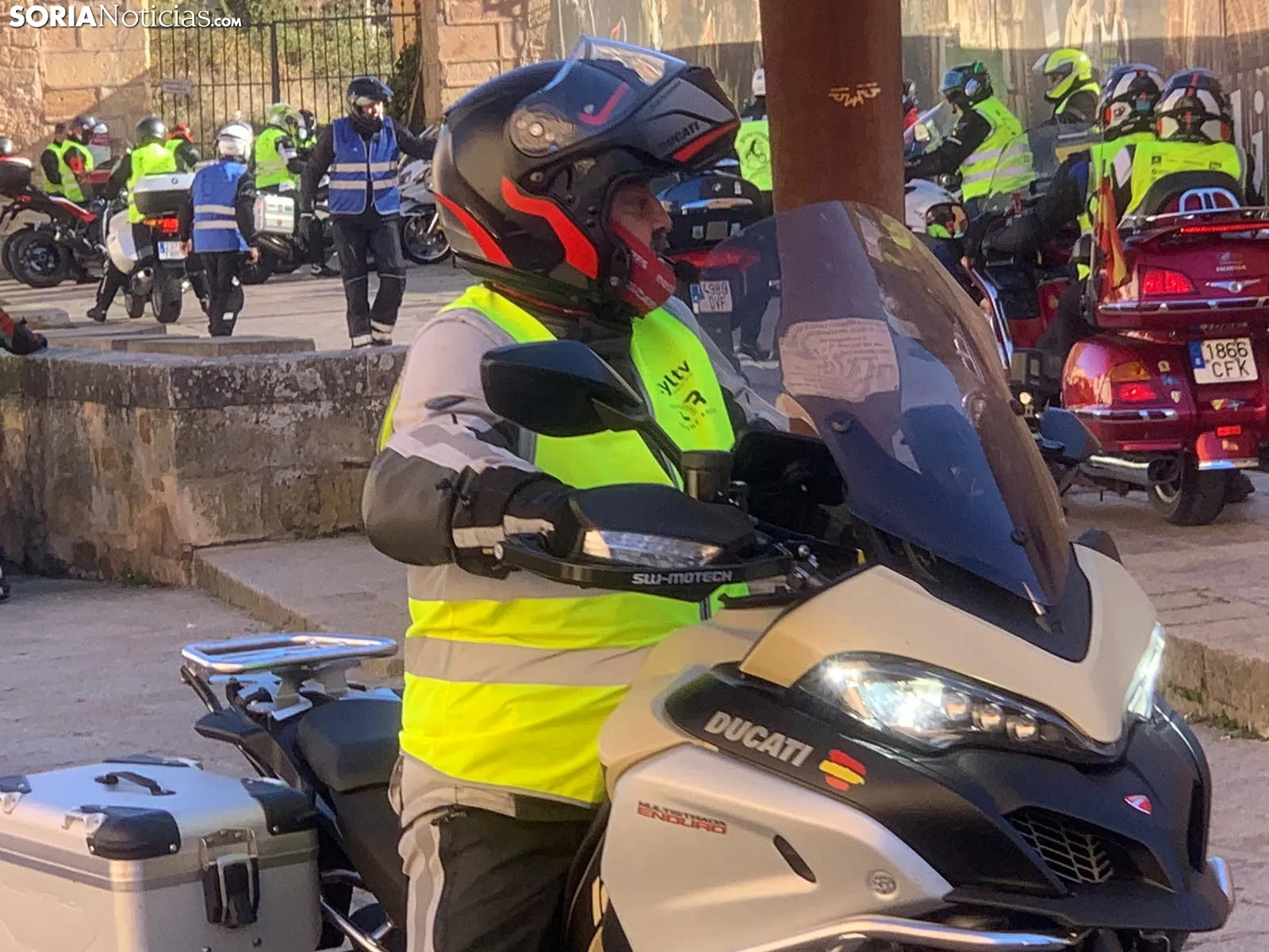 Foto 12 - Galer&iacute;a: Casi 200 motos inundan la Plaza Mayor de Soria