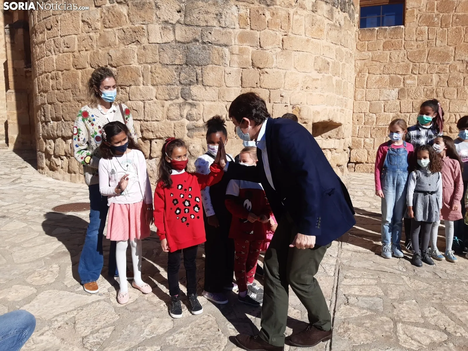 Visita de Mañueco a Monteagudo de las Vicarías.