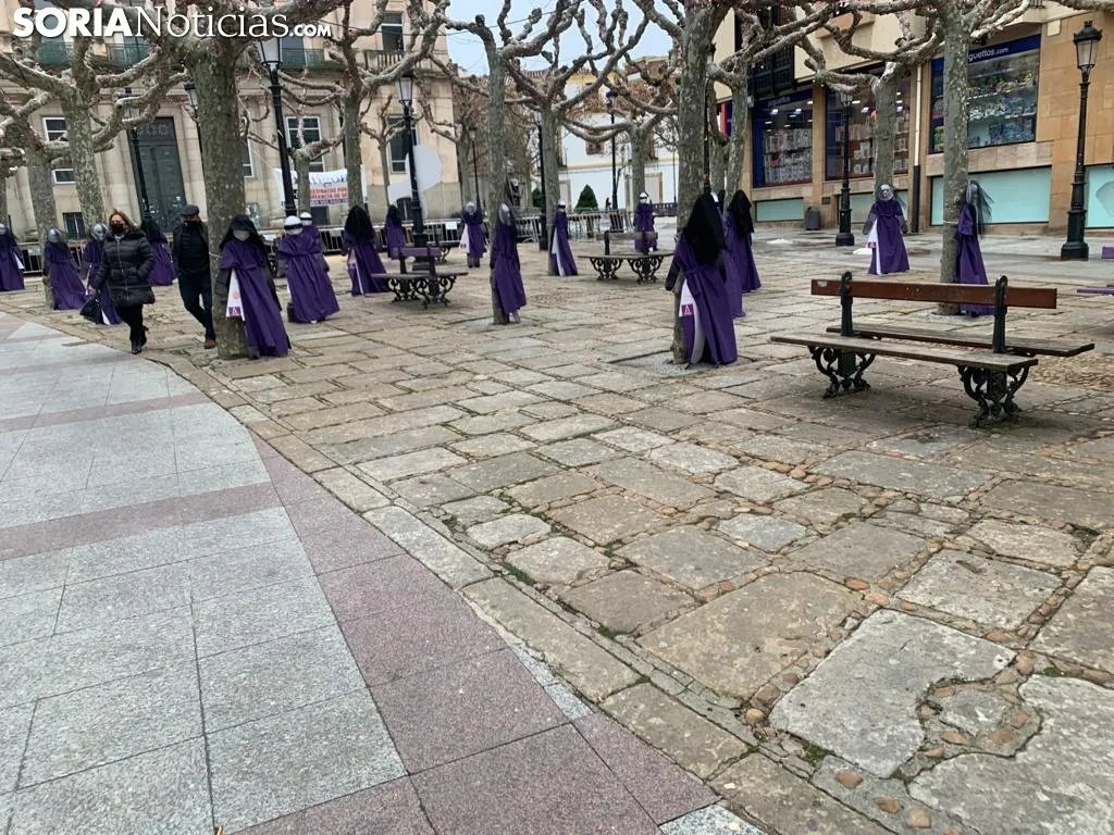 Foto 2 - Ant&iacute;gona ti&ntilde;e de morado la plaza de Las Mujeres para conmemorar el 25N
