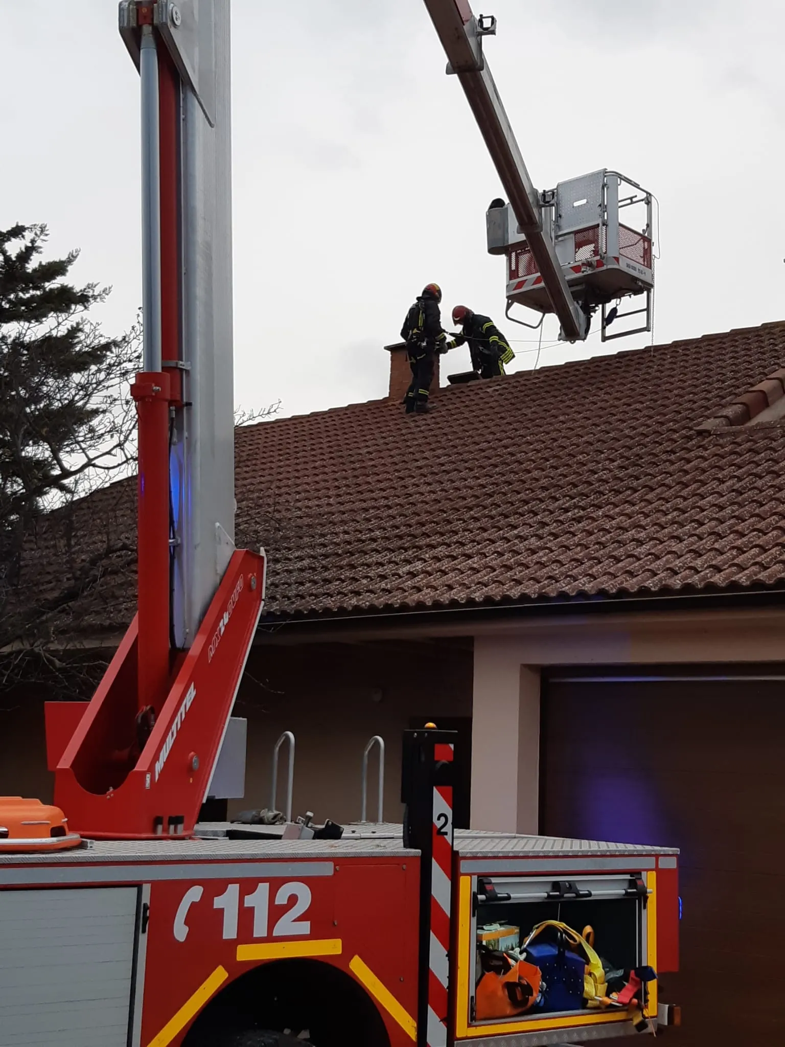 Foto 2 - Doble intervenci&oacute;n de los bomberos de la Diputaci&oacute;n por dos incendios en chimeneas de la provincia
