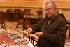 Rafael Romera revisa sus objetos de coleccionismo en el Casino.