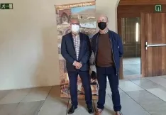 Latorre (izda.) y Alfaro en la inauguración de la muestra. /SdG