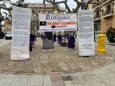 Foto 4 - Ant&iacute;gona ti&ntilde;e de morado la plaza de Las Mujeres para conmemorar el 25N