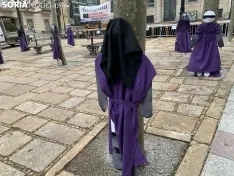 Foto 3 - Ant&iacute;gona ti&ntilde;e de morado la plaza de Las Mujeres para conmemorar el 25N