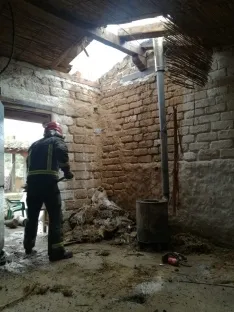 Foto 4 - Doble intervenci&oacute;n de los bomberos de la Diputaci&oacute;n por dos incendios en chimeneas de la provincia