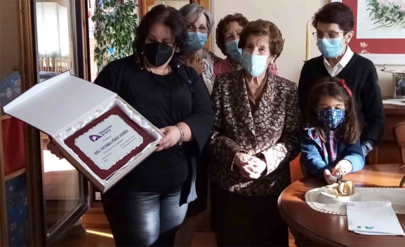 Victoria Pérez celebra su centenario acompañada de su familia entre Soria y Cihuela