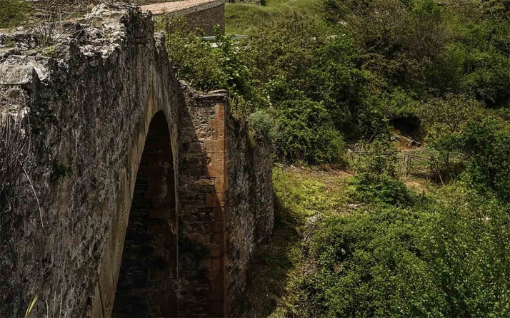 Adelante la consolidación del puente medieval de Magaña