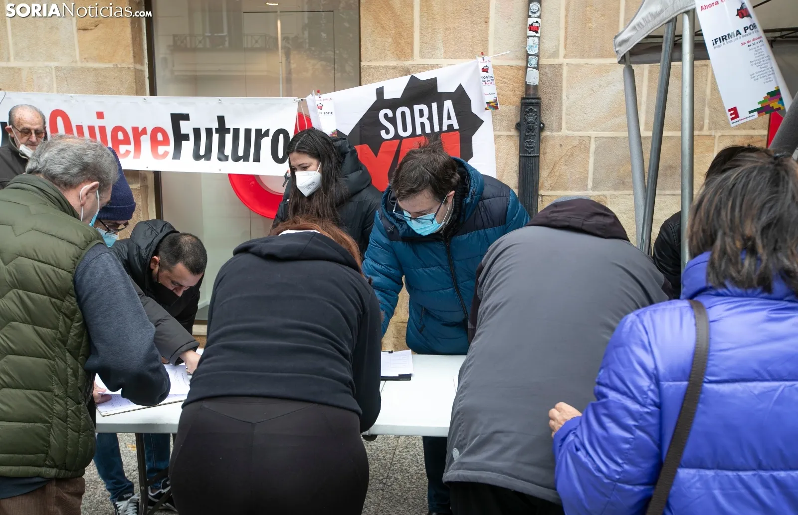 Una imagen de la recogida de firmas en la capital. /Julián García