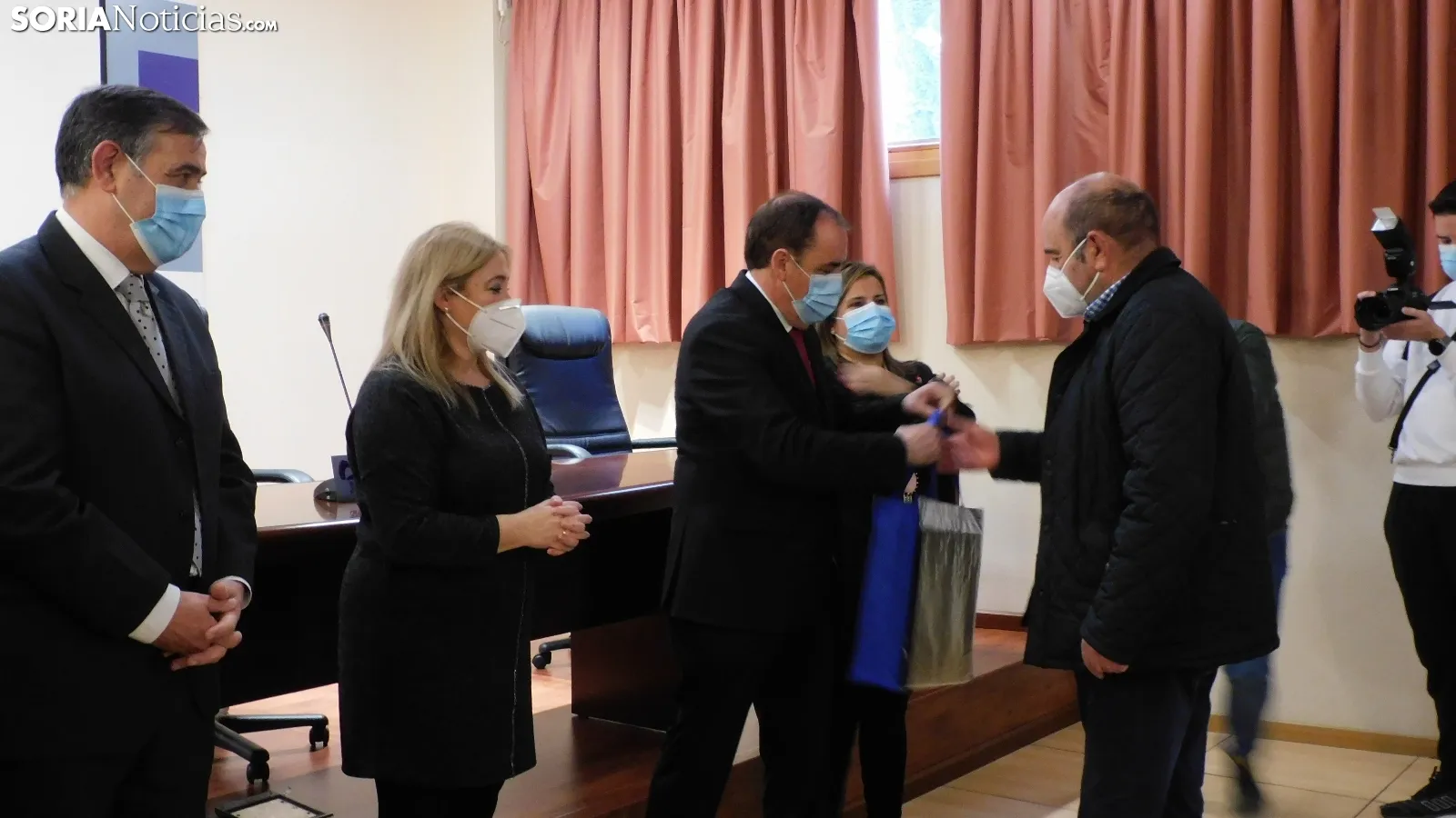 La Diputación homenajea a sus veteranos que se jubilan