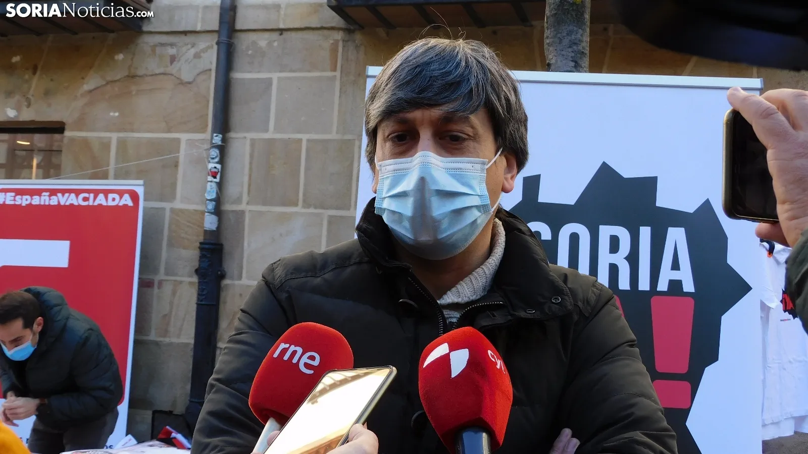 Toño Palomar atiende a los medios y la Soria ¡Ya! continúa con la recogida de firmas