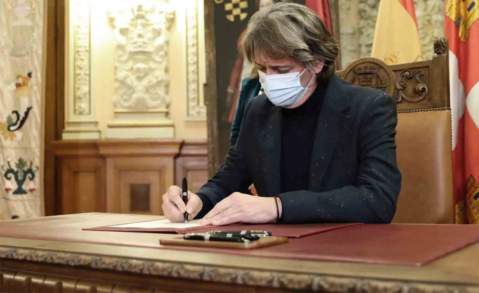 El alcalde, en la rúbrica del documento de adhesión. /Ayto.