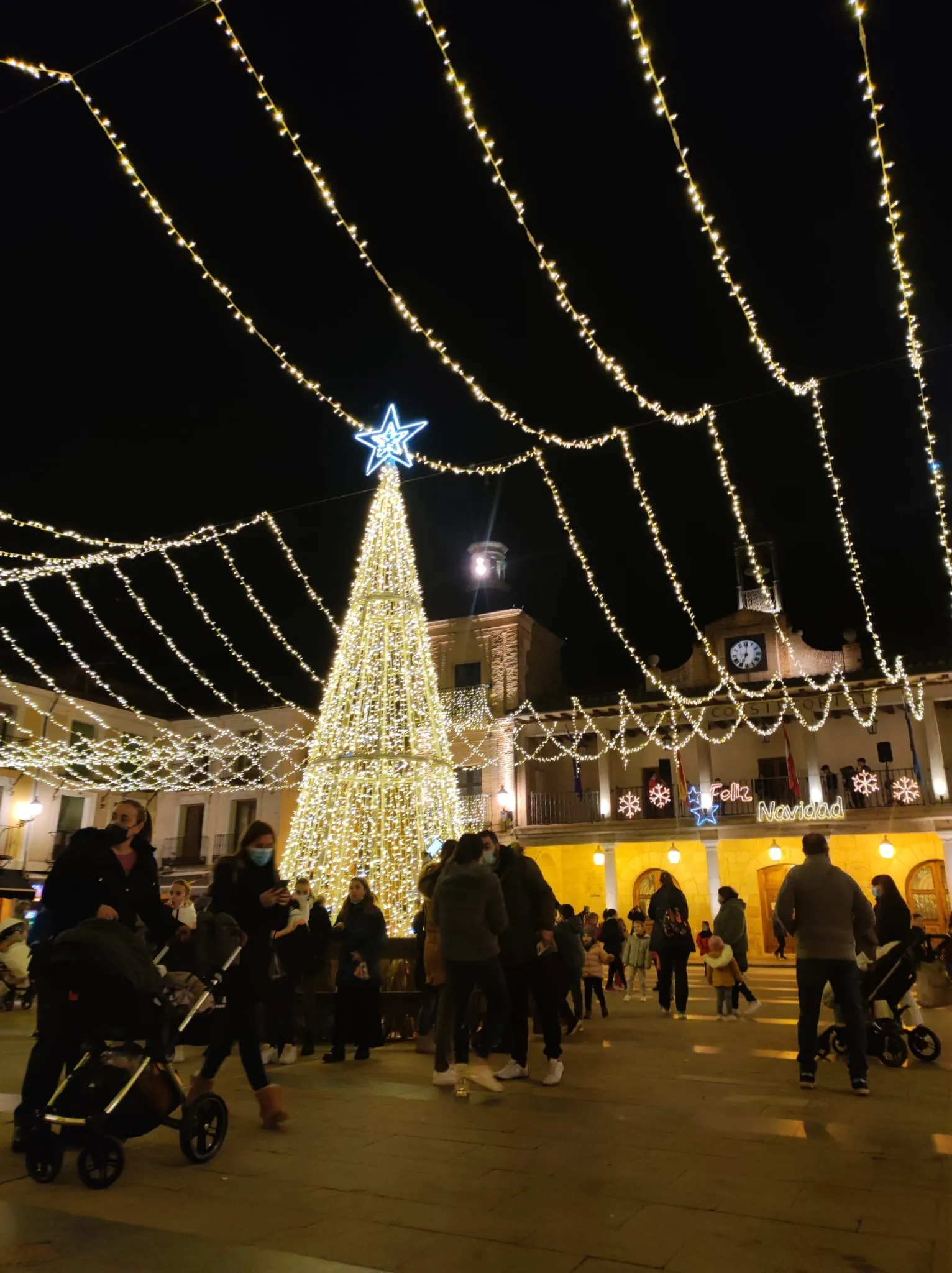Foto 2 - El Burgo de Osma da el pistoletazo de salida a la Navidad con el encendido de sus luces 