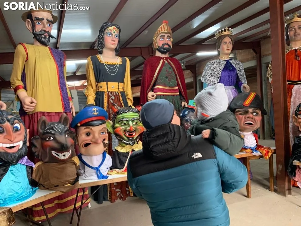Foto 2 - Golmayo presenta a sus nuevos cuatro gigantes &ldquo;hist&oacute;ricos&rdquo;