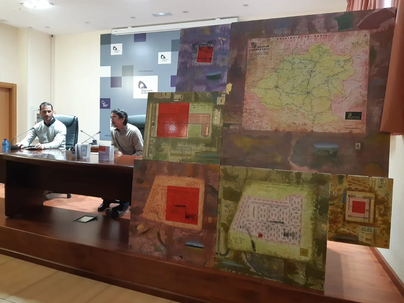 Enrique Rubio y Luis Alberto Romero junto a la obra.