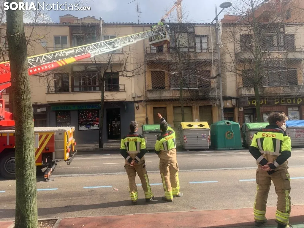 Foto 2 - Los bomberos intervienen en Mariano Vic&eacute;n por la posible ca&iacute;da de dos ventanas