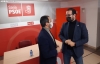 Muñoz y Hernández dialogan en la sede del PSOE de Soria.