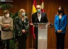 Una imagen de la reunión hoy entre Junta, comité y empresa. /Julián García