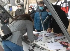 Una imagen de la recogida de firmas en la capital. /Julián García