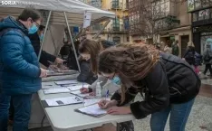 Una imagen de la recogida de firmas en la capital. /Julián García
