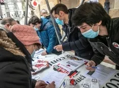 Una imagen de la recogida de firmas en la capital. /Julián García